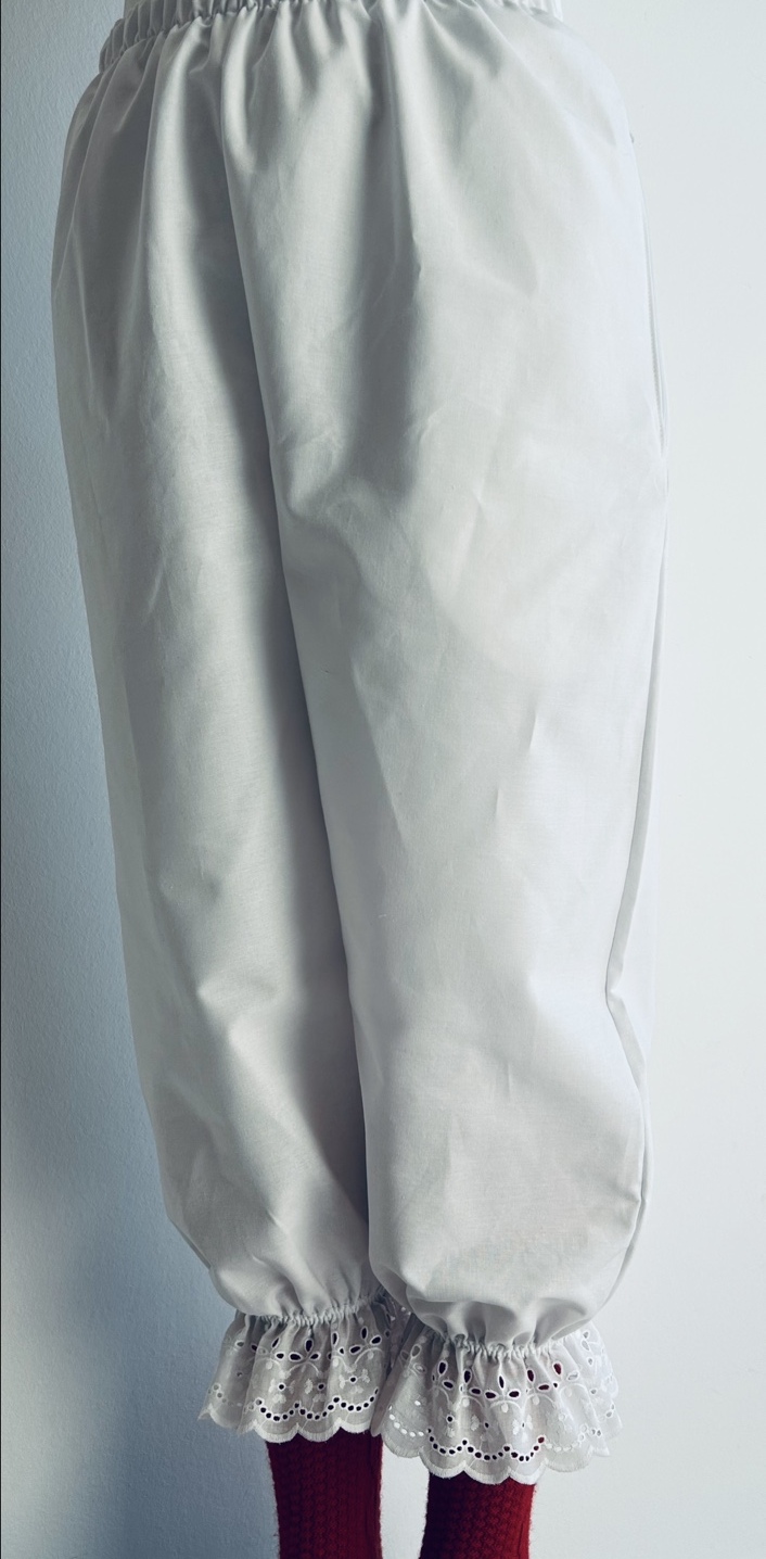Spitzenhose in der linken Seitenansicht