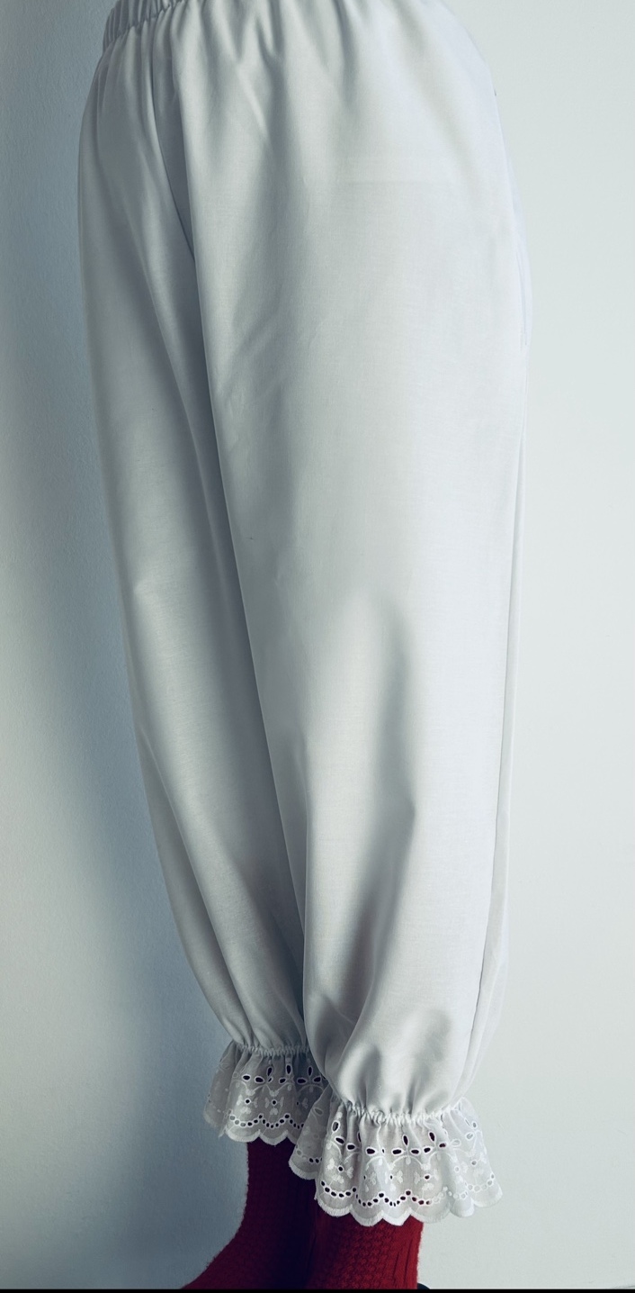 Spitzenhose in der rechten Seitenansicht
